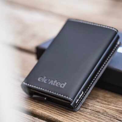 KT006 - Elevated-plus-2.1-kaarditasku-black-flat-lay-koos-karbiga