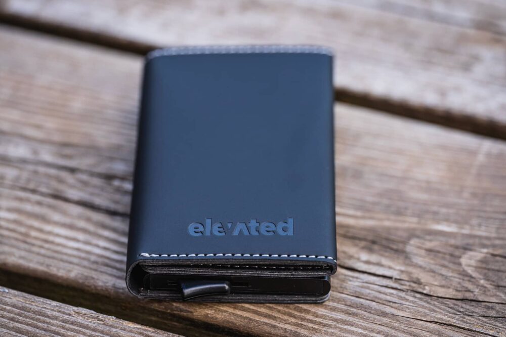 KT006 - Elevated-plus-2.1-kaarditasku-black-otsevaates