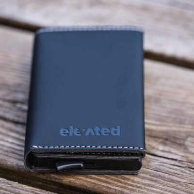 KT006 - Elevated-plus-2.1-kaarditasku-black-otsevaates