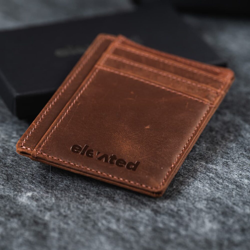 KT007 – Kaarditasku Elevated Minimal - Nut Brown eest lähedalt