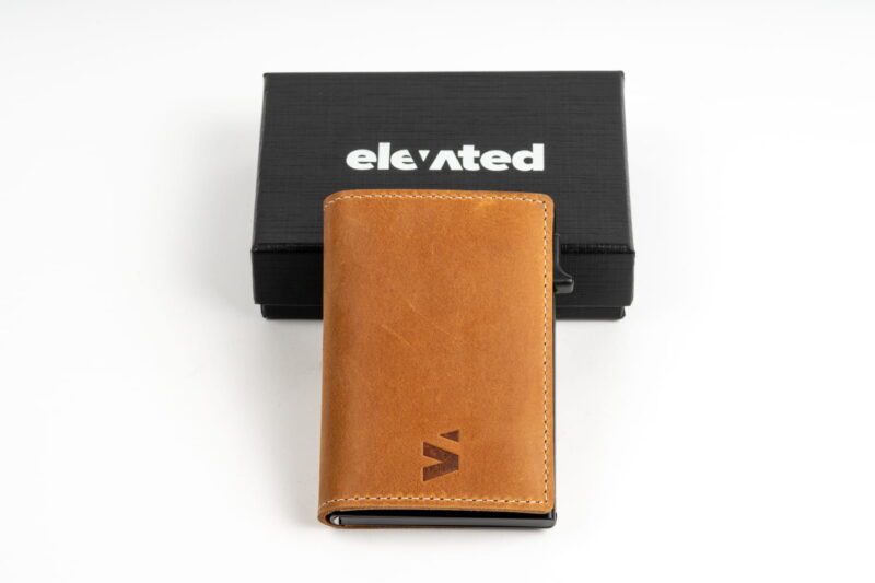 KT003-Kaarditasku-Elevated-Slim-2.0- helepruun ja pildil koos kinkekarbiga