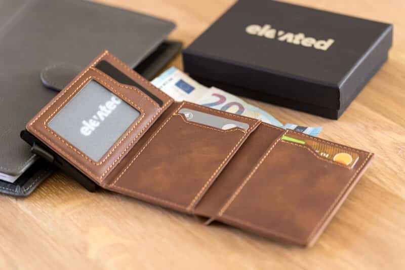 KT006 - Elevated-plus-2.1-kaarditasku-beige-brown-avatuna-koos-kaartidega