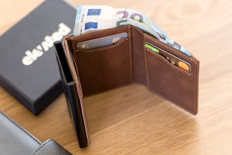 KT006 - Elevated-plus-2.1-kaarditasku-beige-brown-avatuna-sularahaga