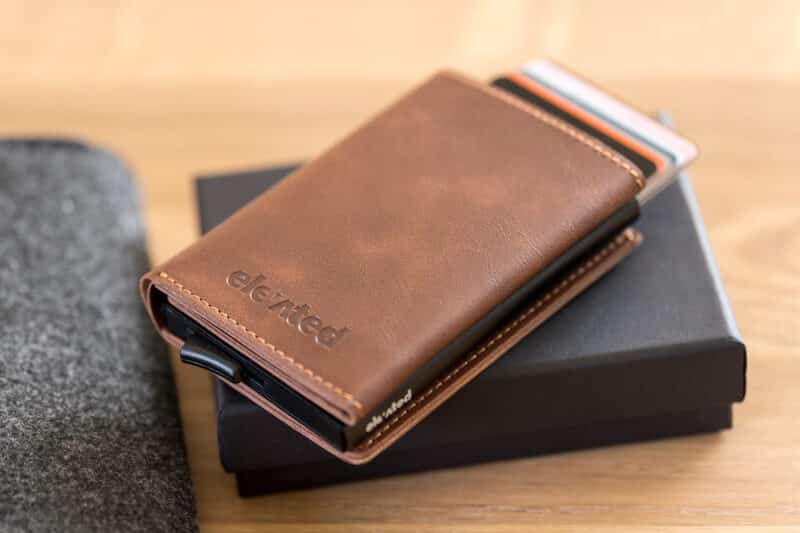 KT006 - Elevated-plus-2.1-kaarditasku-beige-brown-koos-kaartidega