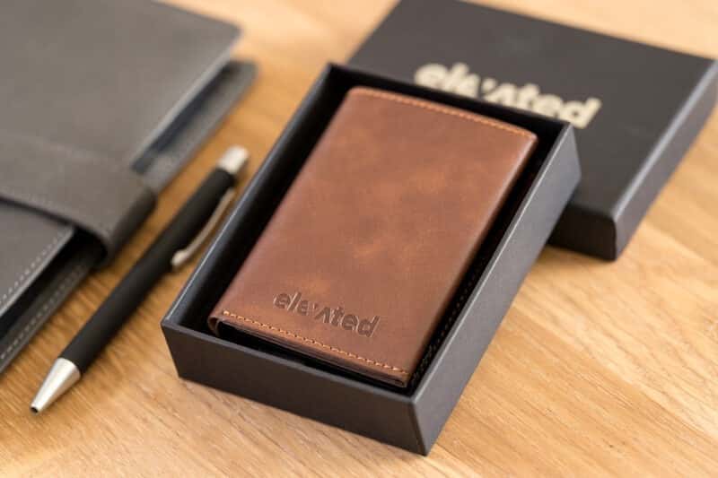 KT006 - Elevated-plus-2.1-kaarditasku-beige-brown-otsevaates-kinkekarbis
