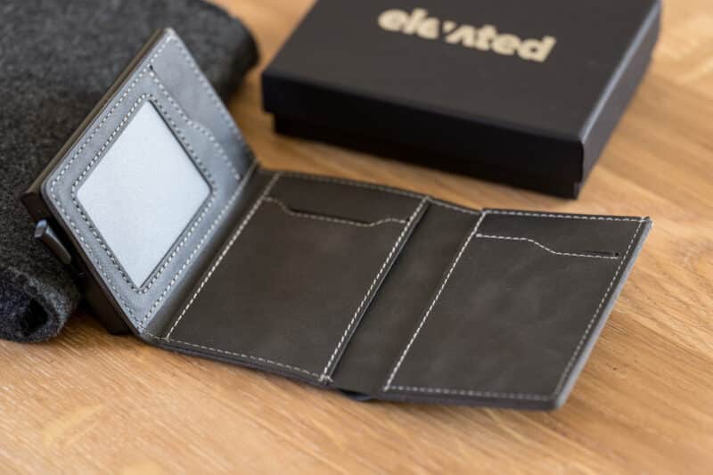 KT006 - Elevated-plus-2.1-kaarditasku-signal-black-avatuna