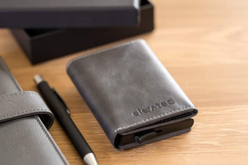 KT006 - Elevated-plus-2.1-kaarditasku-signal-black-flat-lay