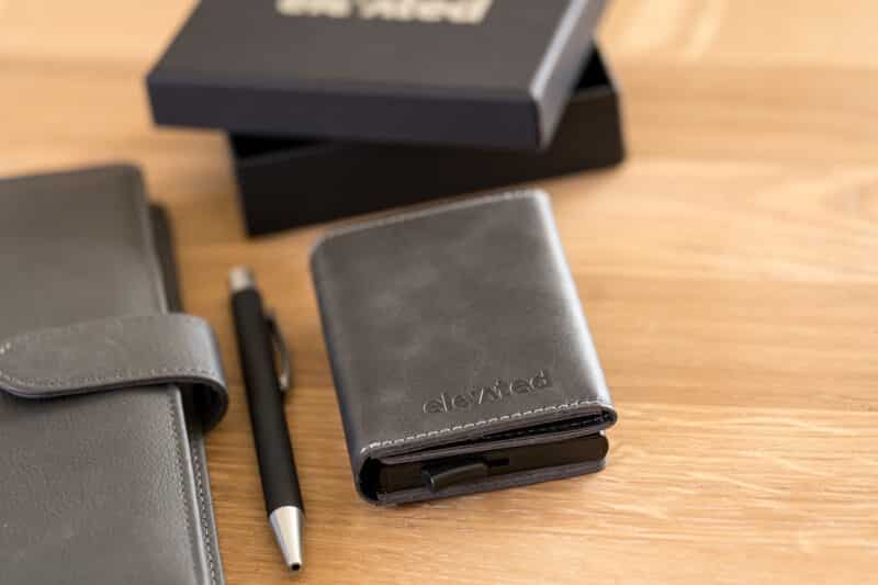 KT006 - Elevated-plus-2.1-kaarditasku-signal-black-otsevaates-flat-lay