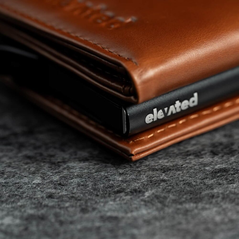 KT008 - Täisnahast kaarditasku - Elevated Premium 1.0 - Dark Orange Brown - logo closeup