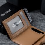 Kaarditasku Elevated Ultimate 1.0 kt009 brown beige avatuna lähedalt