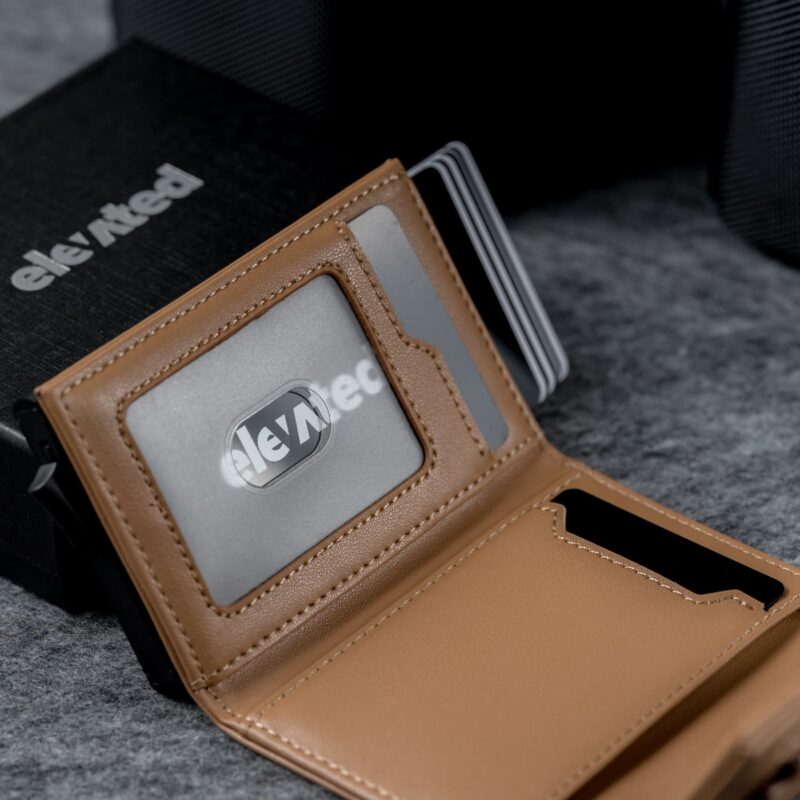 Kaarditasku Elevated Ultimate 1.0 kt009 brown beige avatuna lähedalt