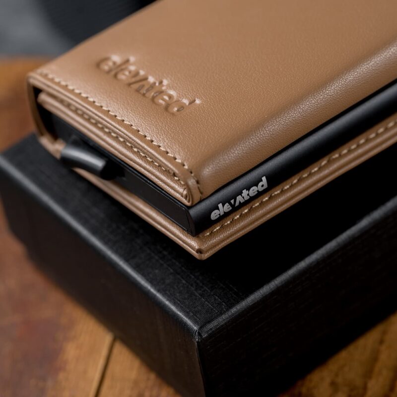 Kaarditasku Elevated Ultimate 1.0 kt009 brown beige lähedalt