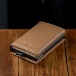 Kaarditasku Elevated Ultimate 1.0 kt009 brown beige pop up kaarditasku
