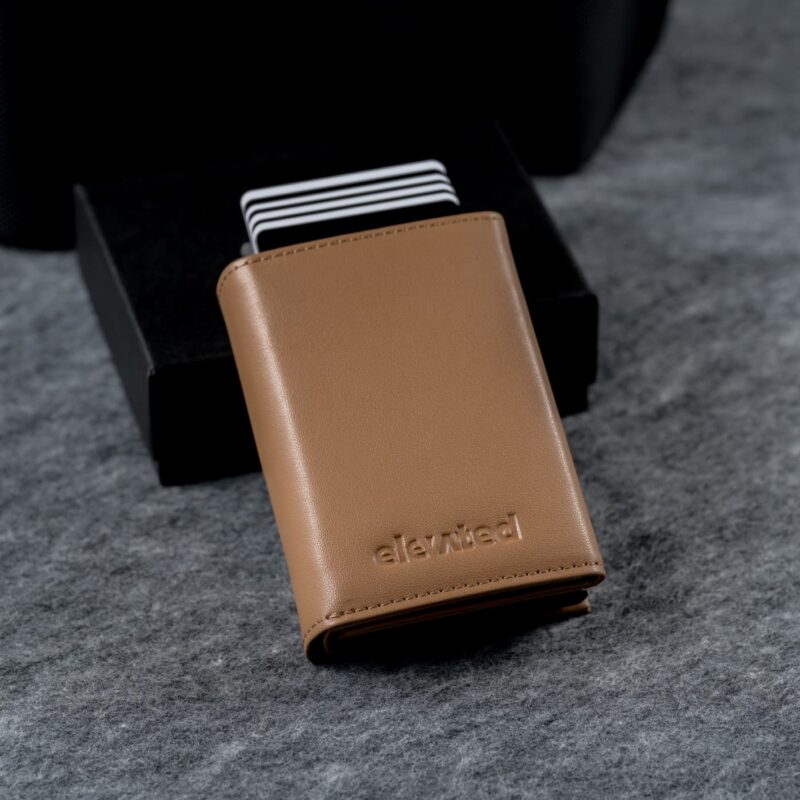 Kaarditasku Elevated Ultimate 1.0 kt009 brown beige pop up kaarditasku funktsionaalsus