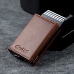 Kaarditasku Elevated Ultimate 1.0 kt009 chestnut brown pop-up funktsionaalsus lähedalt