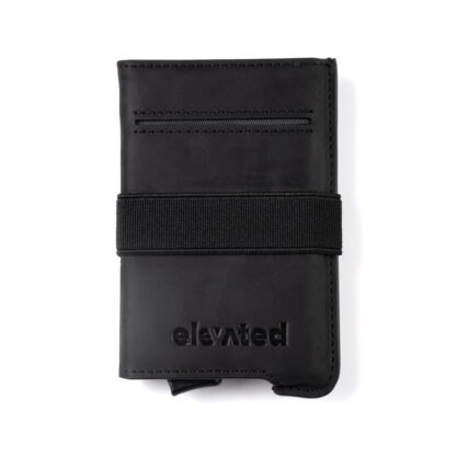 Elevated Extra Slim 1.0 (KT011) mustast Crazy Horse nahast õhuke kaarditasku valgel taustal.