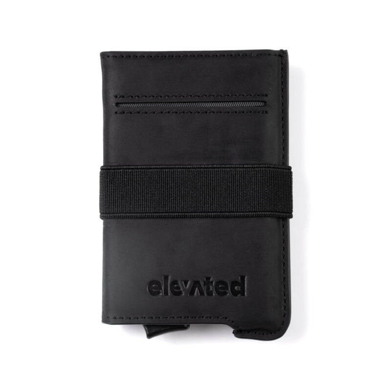 Elevated Extra Slim 1.0 (KT011) mustast Crazy Horse nahast õhuke kaarditasku valgel taustal.