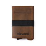 Elevated Extra Slim 1.0 (KT011) pähklipruunist Crazy Horse nahast minimalistlik kaarditasku valgel taustal.