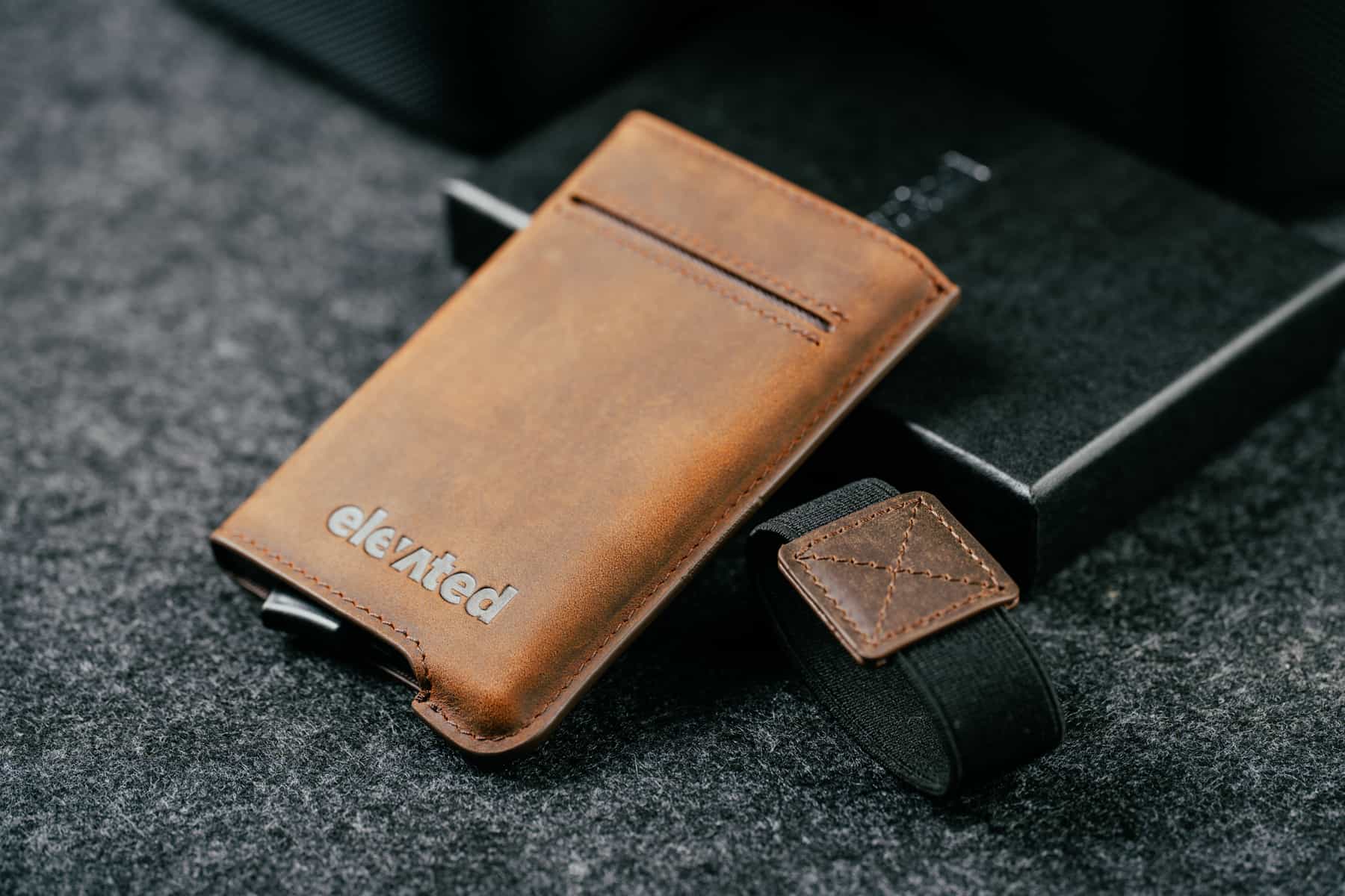 Minimalistlik ja eriti õhuke Elevated Extra Slim 1.0 kaarditasku, kui sellelt on eemaldatud elastne pael.