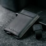 Minimalistlik must kaarditasku Elevated Extra Slim 1.0, kui sellelt on eemaldatud elastne sularahapael.