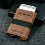 Pruun Elevated Extra Slim 1.0 kaarditasku, mille pop-up mehhanism on aktiveeritud ja pangakaardid on nähtaval.