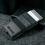 Musta Elevated Extra Slim 1.0 kaarditasku RFID-kaitsega alumiiniumist sisemus, kust on pop-up mehhanismiga kaardid välja lükatud.