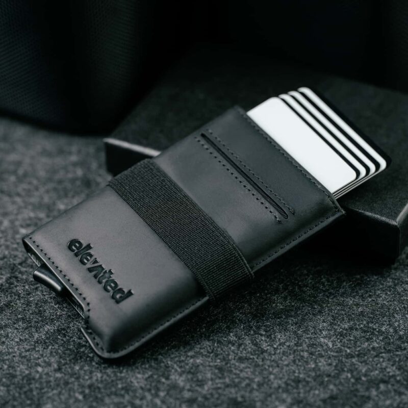 Musta Elevated Extra Slim 1.0 kaarditasku RFID-kaitsega alumiiniumist sisemus, kust on pop-up mehhanismiga kaardid välja lükatud.