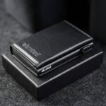 Stiilne must nahast kaarditasku Elevated Slim 2.1 asetatud kinkekarbile. Ideaalne kingitus meestele.