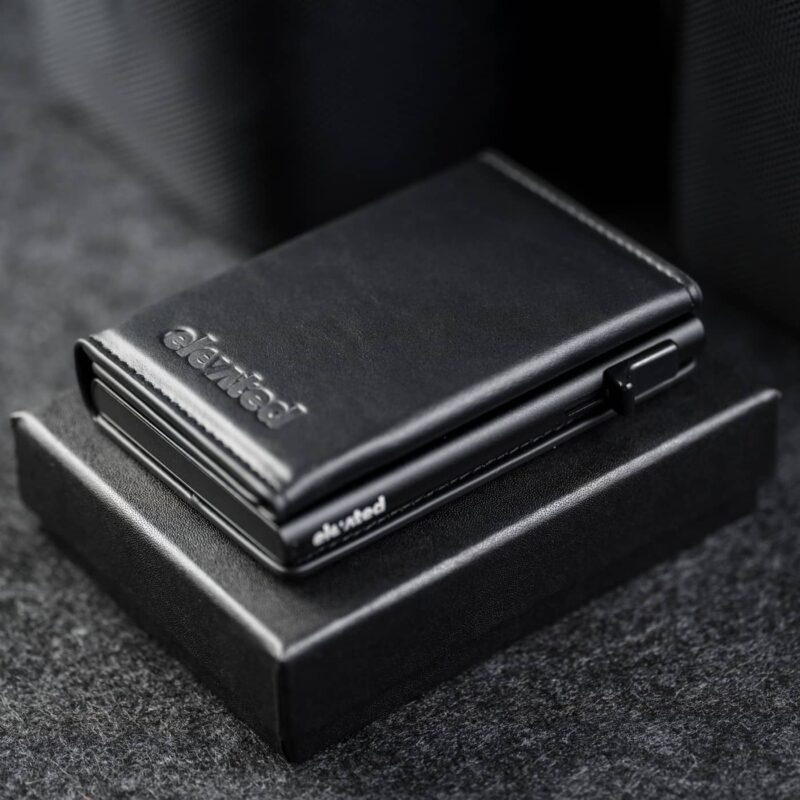 Stiilne must nahast kaarditasku Elevated Slim 2.1 asetatud kinkekarbile. Ideaalne kingitus meestele.