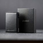 Mustast nahast minimalistlik rahakott Elevated Slim 2.1 koos kinkekarbiga. Kompaktne ja turvaline valik.