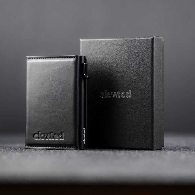 Mustast nahast minimalistlik rahakott Elevated Slim 2.1 koos kinkekarbiga. Kompaktne ja turvaline valik.