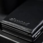 Lähivõte pressitud logoga mustast nahast kaarditaskul Elevated Slim 2.1 (KT012). Kvaliteetne viimistlus ja stiilne disain.