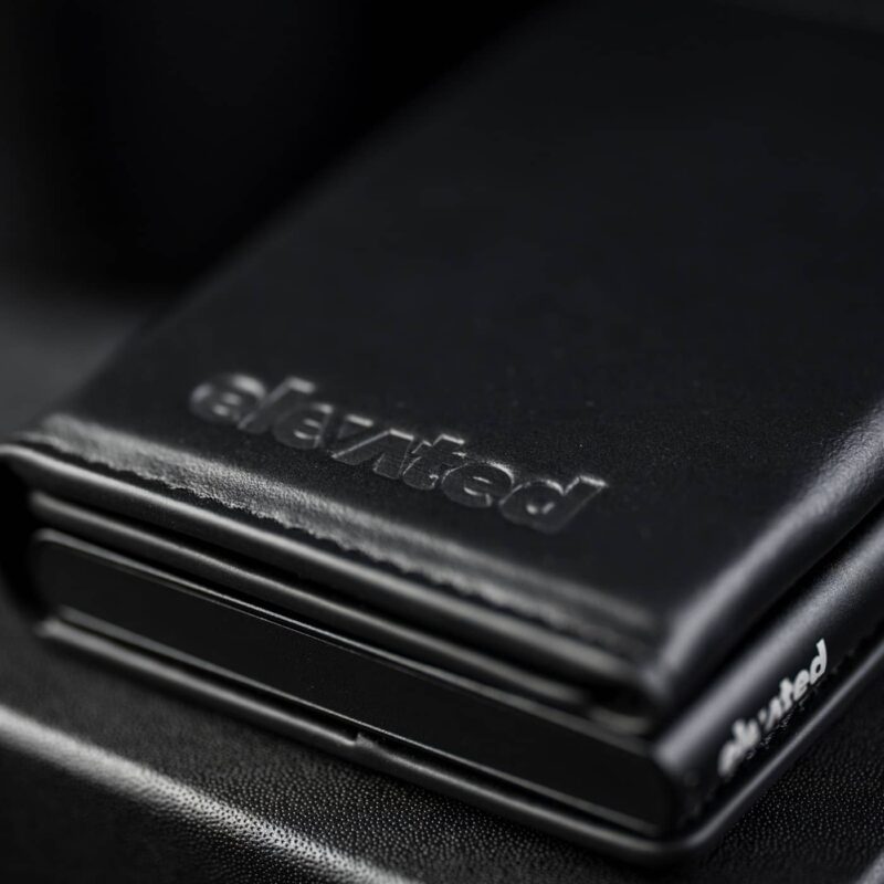 Lähivõte pressitud logoga mustast nahast kaarditaskul Elevated Slim 2.1 (KT012). Kvaliteetne viimistlus ja stiilne disain.