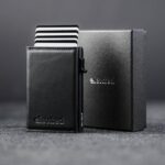 Elevated Slim 2.1 must kaarditasku pop-up mehhanismiga, mis lükkab kaardid astmeliselt välja. Komplektis kinkekarp.