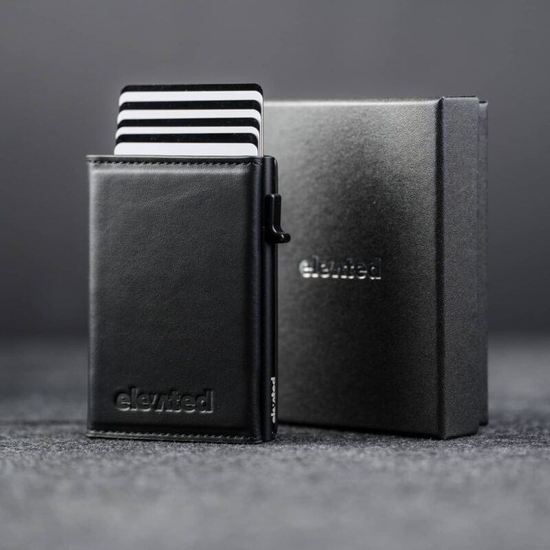 Elevated Slim 2.1 must kaarditasku pop-up mehhanismiga, mis lükkab kaardid astmeliselt välja. Komplektis kinkekarp.
