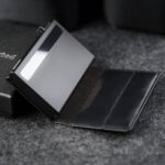 Avatud must kaarditasku Elevated Slim 2.1. Pildil on näha sisevaade, alumiiniumist kaardihoidja ja magnetkinnitus.