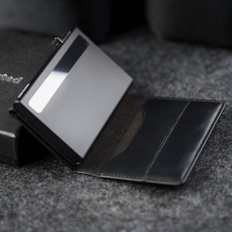 Avatud must kaarditasku Elevated Slim 2.1. Pildil on näha sisevaade, alumiiniumist kaardihoidja ja magnetkinnitus.