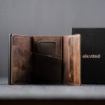 Lahtine täisnahast kaarditasku Elevated Slim 2.1 šokolaadipruunis toonis. Komplektis on stiilne must kinkekarp, mis teeb sellest ideaalse kingituse.