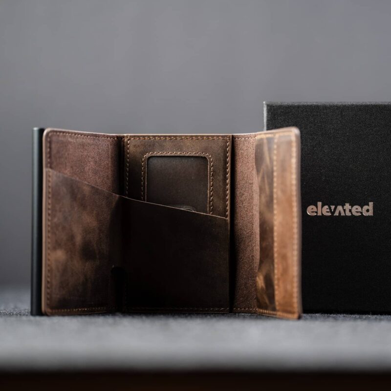 Lahtine täisnahast kaarditasku Elevated Slim 2.1 šokolaadipruunis toonis. Komplektis on stiilne must kinkekarp, mis teeb sellest ideaalse kingituse.