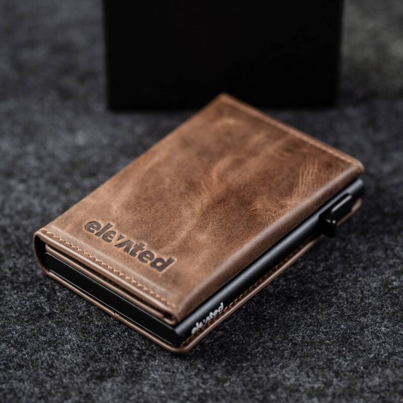 Kvaliteetne pruun nahast kaarditasku Elevated Slim 2.1 (KT012). Näha on naha unikaalne tekstuur ja pressitud logo.