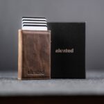 Elevated Slim 2.1 kaarditasku pop-up mehhanismiga. Mahutab mugavalt pangakaardid ja kaitseb neid RFID varguse eest.