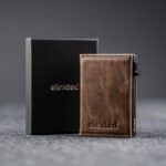 Šokolaadipruun Elevated Slim 2.1 kaarditasku koos kinkekarbiga. Kvaliteetne vahatatud täisnahk ja minimalistlik disain.