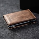 Šokolaadipruun (Chocolate Brown) vahatatud täisnahast kaarditasku Elevated Slim 2.1 nurga all.