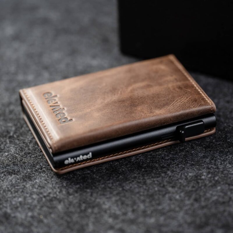 Šokolaadipruun (Chocolate Brown) vahatatud täisnahast kaarditasku Elevated Slim 2.1 nurga all.