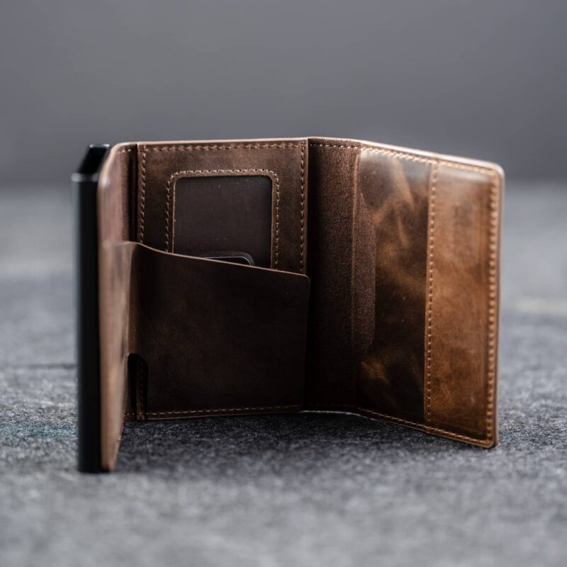 Avatud pruun nahast kaarditasku Elevated Slim 2.1. Sisevaates on näha ID-kaardi aken ja lisataskud kaartide organiseerimiseks.