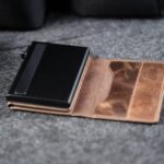 Avatud kaarditasku Elevated Slim 2.1 (KT012) šokolaadipruunis toonis. Pildil on näha tugev magnetkinnitus ja sisevaade.