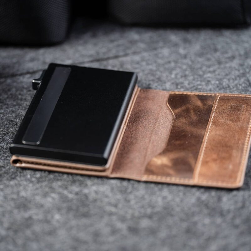 Avatud kaarditasku Elevated Slim 2.1 (KT012) šokolaadipruunis toonis. Pildil on näha tugev magnetkinnitus ja sisevaade.