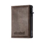 Šokolaadipruun (Chocolate Brown) kaarditasku Elevated Slim 2.1 (KT012). Valmistatud kvaliteetsest täisnahast, mahutab palju kaarte.