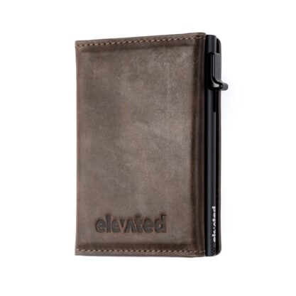 Šokolaadipruun (Chocolate Brown) kaarditasku Elevated Slim 2.1 (KT012). Valmistatud kvaliteetsest täisnahast, mahutab palju kaarte.