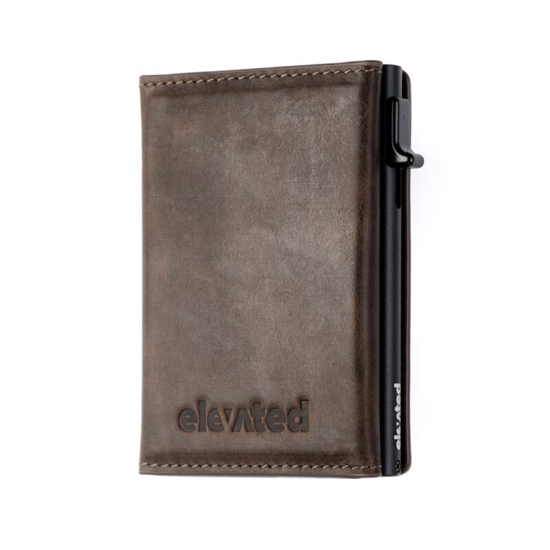 Šokolaadipruun (Chocolate Brown) kaarditasku Elevated Slim 2.1 (KT012). Valmistatud kvaliteetsest täisnahast, mahutab palju kaarte.